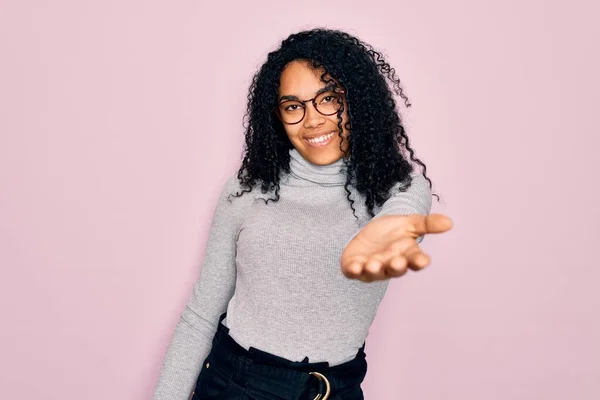 Joven Mujer Afroamericana Vistiendo Jersey Cuello Alto Gafas Sobre Fondo — Foto de Stock