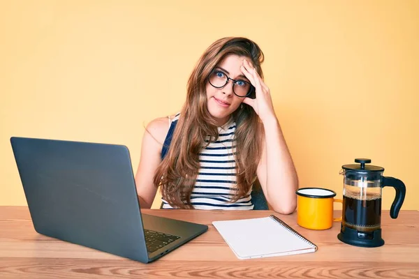 Krásná Mladá Běloška Pracující Kanceláři Pomocí Počítače Notebook Stresu Frustrovaný — Stock fotografie