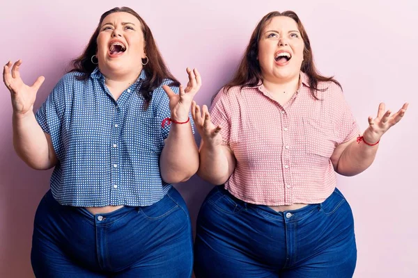 Young Size Twins Wearing Casual Clothes Crazy Mad Shouting Yelling — Stock Photo, Image