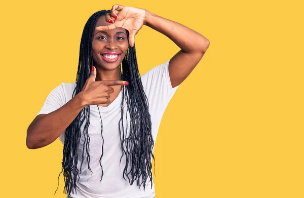 Gündelik Kıyafetler Giyen Gülümseyen Mutlu Yüzlü Elleri Parmakları Olan Afro — Stok fotoğraf