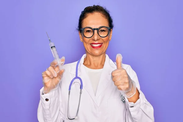 Středního Věku Senior Professional Doctor Woman Holding Syringe Medical Vaccine — Stock fotografie