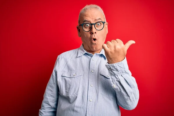 Homem Hoary Bonito Meia Idade Vestindo Camisa Listrada Casual Óculos — Fotografia de Stock