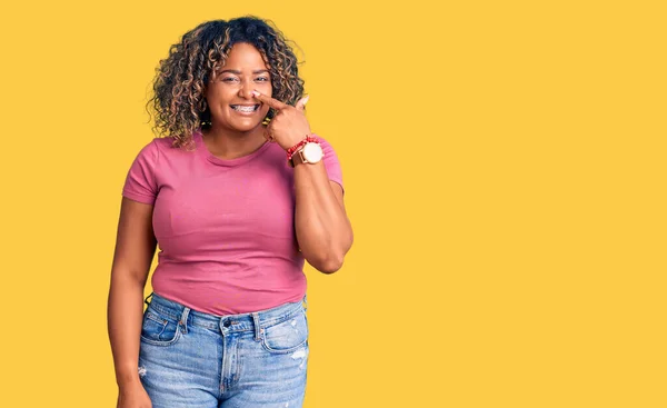 Jeune Femme Afro Américaine Taille Portant Des Vêtements Décontractés Pointant — Photo