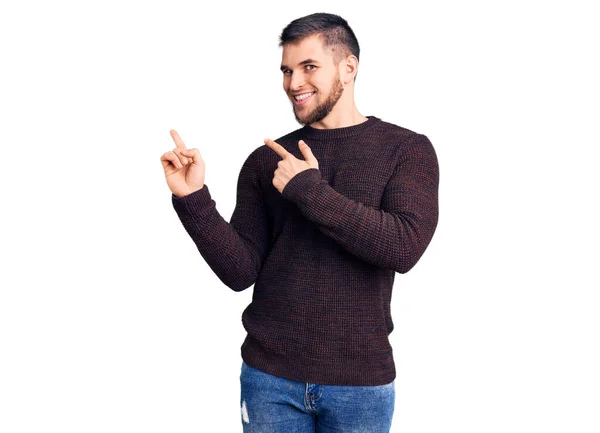 Młody Przystojny Mężczyzna Ubrany Luźny Sweter Uśmiechnięty Patrzący Kamerę Dwoma — Zdjęcie stockowe