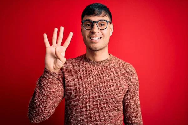 Jonge Knappe Latino Man Draagt Nerd Bril Rode Achtergrond Tonen — Stockfoto