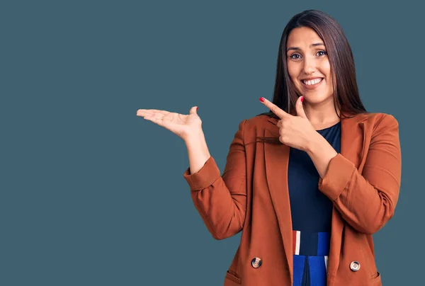 Joven Hermosa Morena Vestida Con Ropa Elegante Sorprendida Sonriendo Cámara —  Fotos de Stock