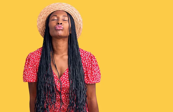 Młoda Afroamerykanka Letniej Czapce Patrząca Kamerę Całująca Się Antenie Jest — Zdjęcie stockowe