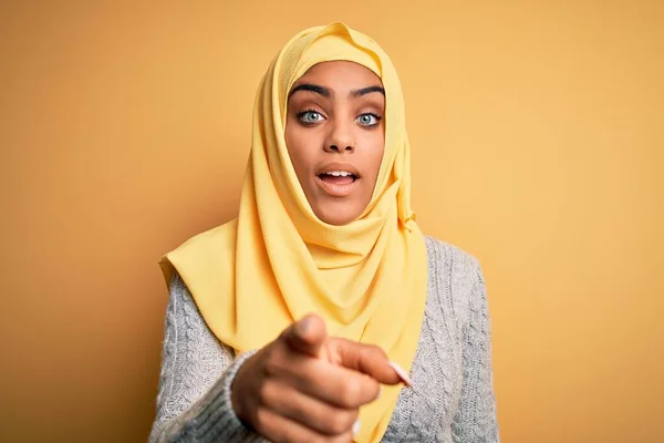 Jovem Bela Menina Afro Americana Vestindo Hijab Muçulmano Sobre Fundo — Fotografia de Stock