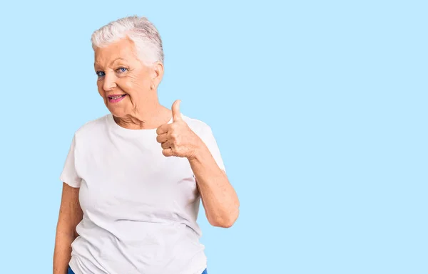 Senior Hermosa Mujer Con Ojos Azules Pelo Gris Con Camiseta —  Fotos de Stock