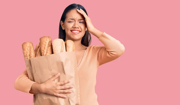 Young Beautiful Latin Girl Holding Paper Bag Bread Stressed Frustrated — Stock Photo, Image