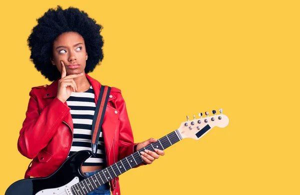 Jovem Afro Americana Tocando Guitarra Elétrica Rosto Sério Pensando Questão — Fotografia de Stock