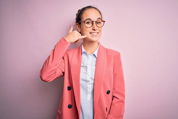 Junge Schöne Geschäftsfrau Die Jacke Und Brille Über Isoliertem Rosa — Stockfoto