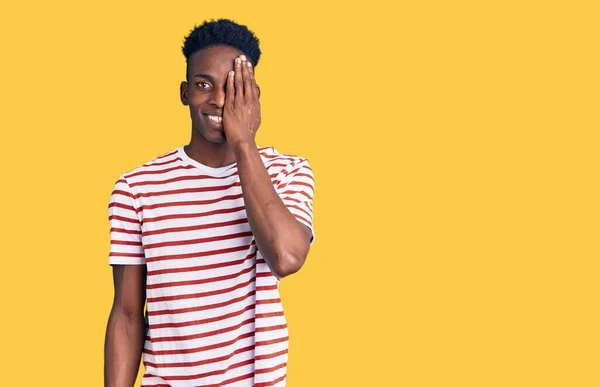 Genç Afro Amerikan Adam Günlük Kıyafetler Giyiyor Bir Gözünü Eliyle — Stok fotoğraf