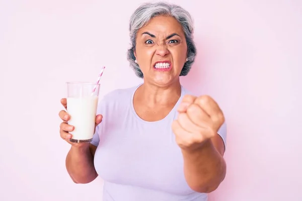 Ältere Hispanische Frau Hält Glas Milch Genervt Und Frustriert Schreit — Stockfoto