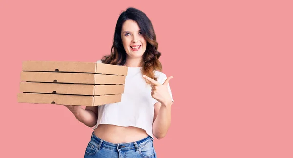 Vacker Ung Brunett Kvinna Håller Leverans Pizza Box Ler Glad — Stockfoto