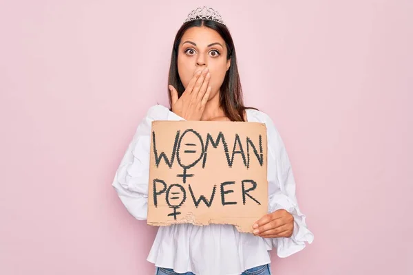 Chica Vestida Princesa Tiara Pidiendo Los Derechos Las Mujeres Sosteniendo —  Fotos de Stock