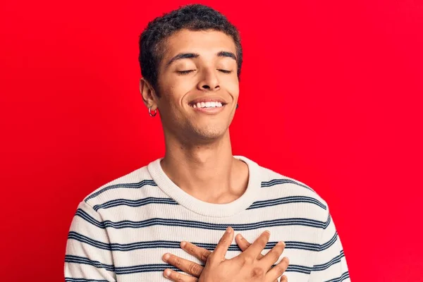 Νεαρός Αφροαμερικάνος Που Φοράει Καθημερινά Ρούχα Χαμογελώντας Χέρια Στο Στήθος — Φωτογραφία Αρχείου