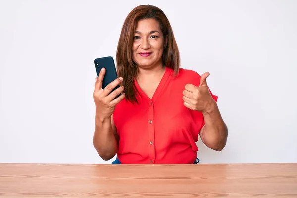 Middelbare Leeftijd Brunette Spaanse Vrouw Met Behulp Van Smartphone Zitten — Stockfoto