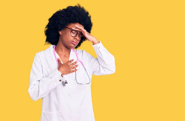 Mujer Afroamericana Joven Con Abrigo Médico Estetoscopio Tocando Frente Por — Foto de Stock