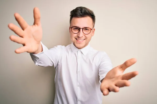 Joven Negocio Guapo Mas Con Gafas Camisa Elegante Sobre Fondo —  Fotos de Stock