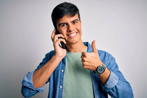 Jovem Homem Bonito Conversando Smartphone Sobre Fundo Branco Feliz Com — Fotografia de Stock