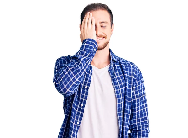 Jonge Knappe Blanke Man Draagt Casual Kleding Die Een Oog — Stockfoto