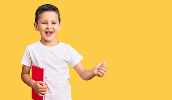 Küçük Şirin Çocuk Kitap Okuyor Gururla Bağırıyor Zaferi Kutluyor Kollarını — Stok fotoğraf