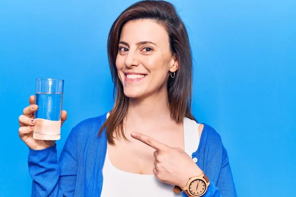 Junge Schöne Frau Trinkt Glas Wasser Lächelnd Glücklich Zeigt Mit — Stockfoto