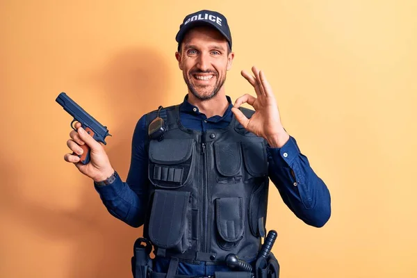 Knappe Politieagent Uniform Kogelprof Met Pistool Gele Achtergrond Doet Teken — Stockfoto