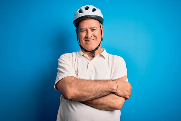 Hombre Ciclista Mediana Edad Con Casco Seguridad Bicicleta Sobre Fondo — Foto de Stock