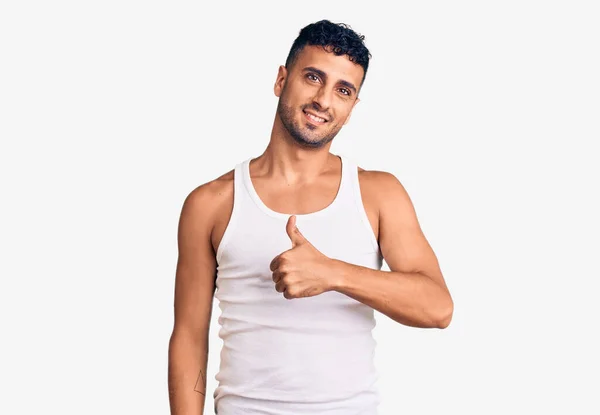Junger Hispanischer Mann Lässiger Kleidung Macht Glückliche Daumen Nach Oben — Stockfoto
