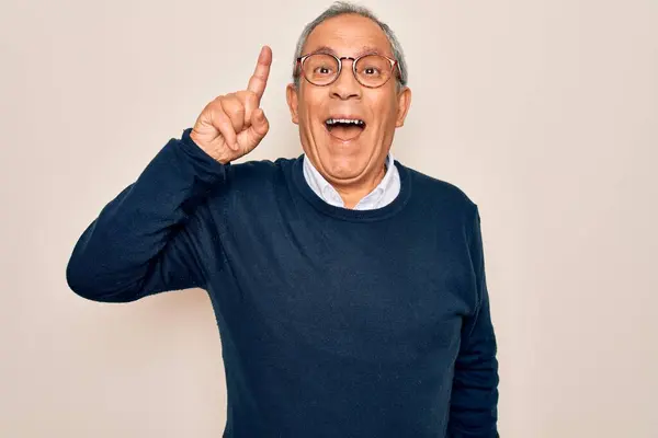 Starší Pohledný Šedovlasý Muž Svetrem Brýlemi Přes Izolované Bílé Pozadí — Stock fotografie