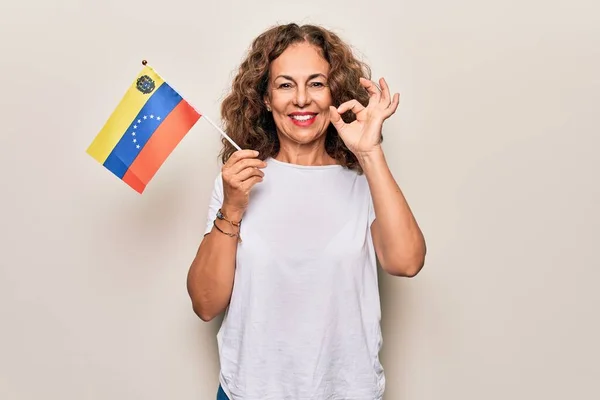 Schöne Touristin Mittleren Alters Die Venezolanische Flagge Über Isoliertem Weißem — Stockfoto