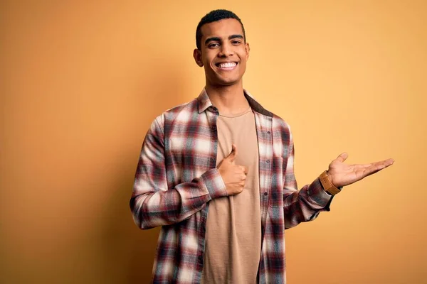 Ung Vacker Afrikansk Amerikansk Man Bär Casual Skjorta Står Över — Stockfoto