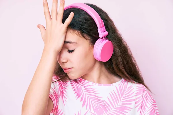 Linda Niña Hispana Escuchando Música Usando Auriculares Sorprendidos Con Mano — Foto de Stock