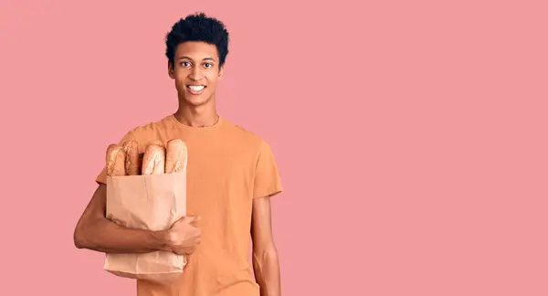 Νεαρός Αφροαμερικάνος Που Κρατάει Χάρτινη Σακούλα Ψωμί Ένα Χαρούμενο Και — Φωτογραφία Αρχείου
