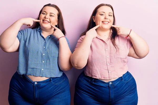 Junge Size Zwillinge Lässiger Kleidung Lächeln Fröhlich Und Zeigen Mit — Stockfoto