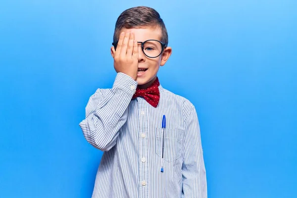 Lindo Niño Rubio Con Corbata Lazo Nerd Gafas Que Cubren — Foto de Stock