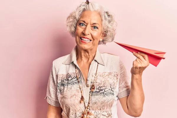 Femme Âgée Aux Cheveux Gris Tenant Avion Papier Air Positif — Photo