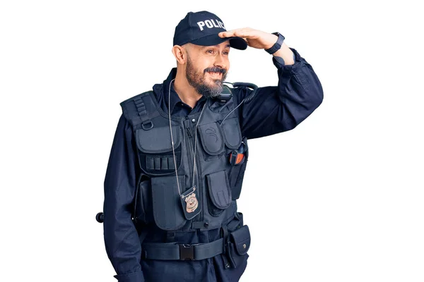 Jeune Bel Homme Portant Uniforme Police Très Heureux Souriant Regardant — Photo