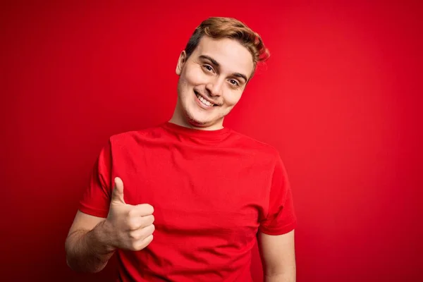 Joven Hombre Pelirrojo Guapo Que Usa Una Camiseta Casual Sobre —  Fotos de Stock