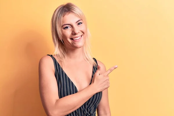Junge Schöne Blonde Frau Gestreiftem Shirt Steht Über Isoliertem Gelben — Stockfoto