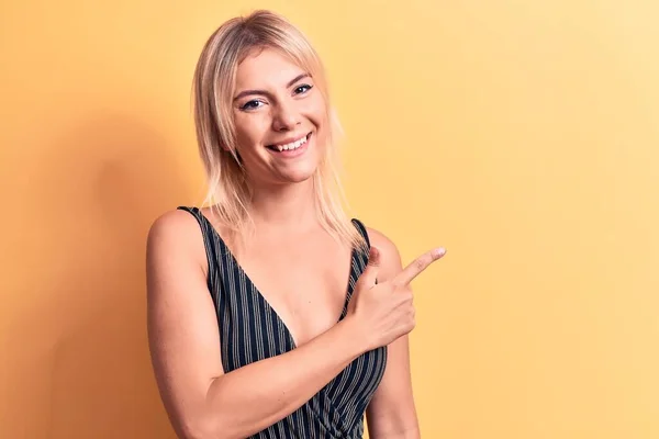 Jovem Mulher Loira Bonita Vestindo Camiseta Listrada Sobre Fundo Amarelo — Fotografia de Stock