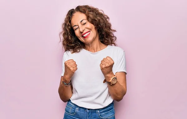 Mulher Bonita Meia Idade Vestindo Camiseta Casual Sobre Fundo Rosa — Fotografia de Stock