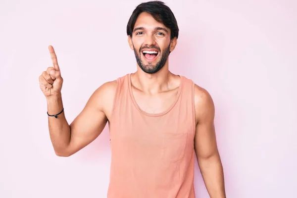 Hombre Hispano Guapo Usando Ropa Casual Señalando Con Dedo Hacia — Foto de Stock