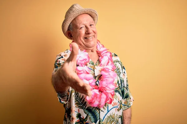 Ősz Hajú Idős Férfi Nyári Kalap Hawaii Lei Sárga Háttér — Stock Fotó