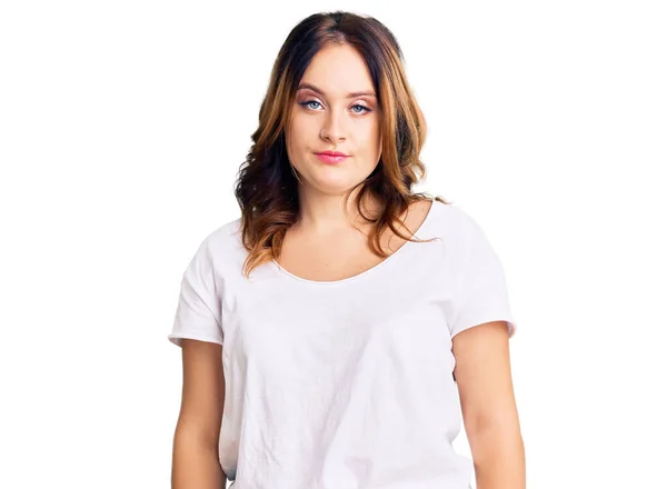 Młoda Piękna Biała Kobieta Białej Koszuli Zrelaksowana Poważnym Wyrazem Twarzy — Zdjęcie stockowe
