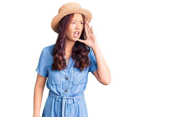 年轻美丽的中国姑娘戴着夏帽 大喊大叫 两手空空的站在一边 传播概念 — 图库照片