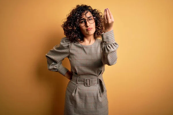 Beautiful Arab Business Woman Wearing Dress Glasses Standing Yellow Background — Stock Photo, Image