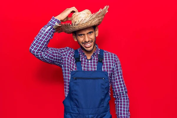 Joven Latino Con Sombrero Granjero Delantal Confunde Pregunta Acerca Pregunta —  Fotos de Stock